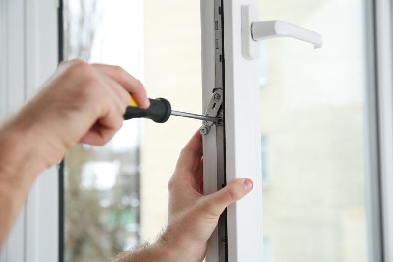 Fenster wird mit einem Schraubenzieher Winterfest gemacht